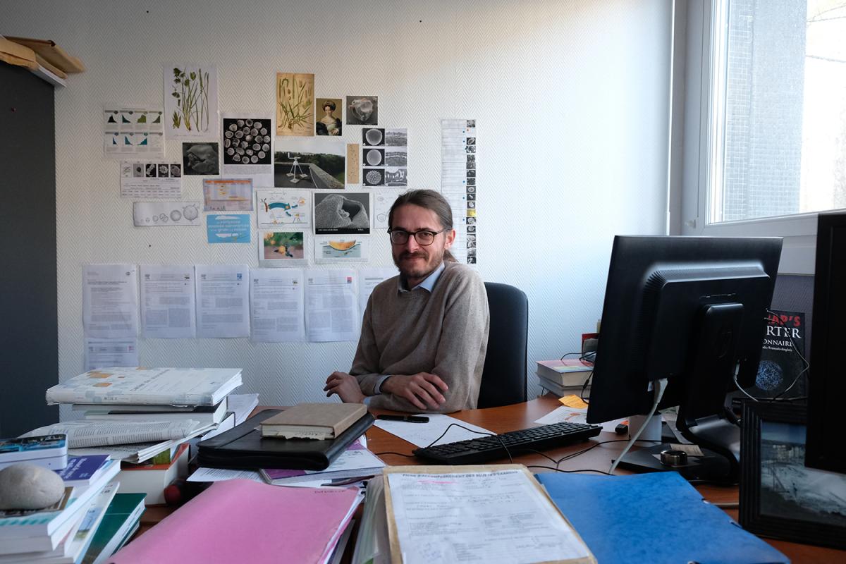 Nicolas Visez, photographié dans son bureau par Globe reporters