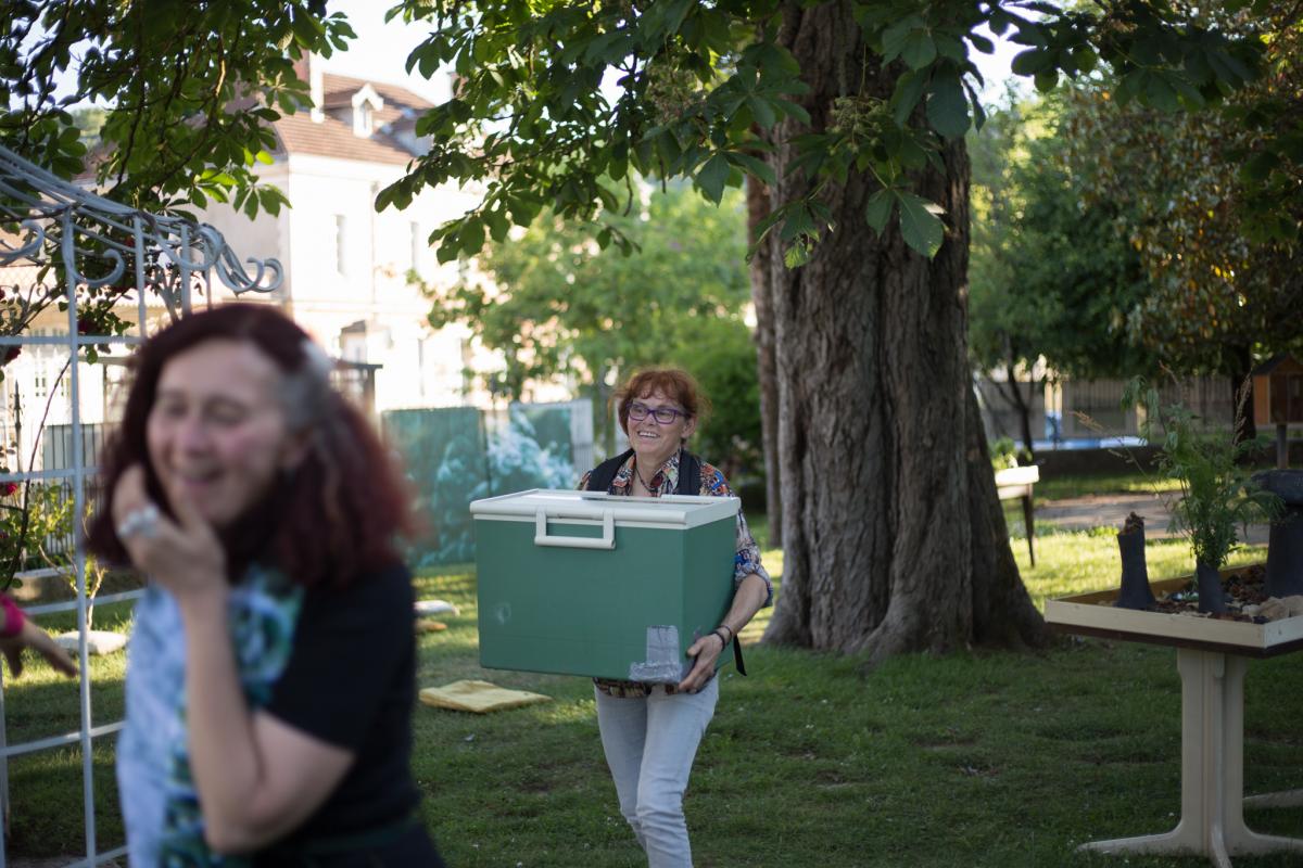 Wawa préparant manger la terre à cahors en 2019, photo alain astruc