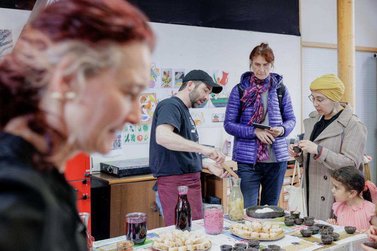 Clément voisin pendant la dégustation nice crue ni cuite, à la maison des arts plastiques rosa bonheur, en 2022, photo A. Bonnemaison