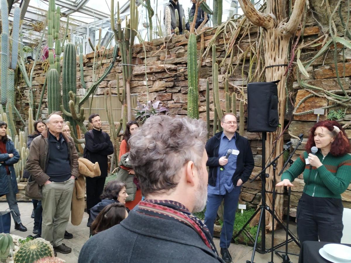Matthias Rillig pendant notre conférence Listen to the soil au jardin botanique de Berlin en 2020
