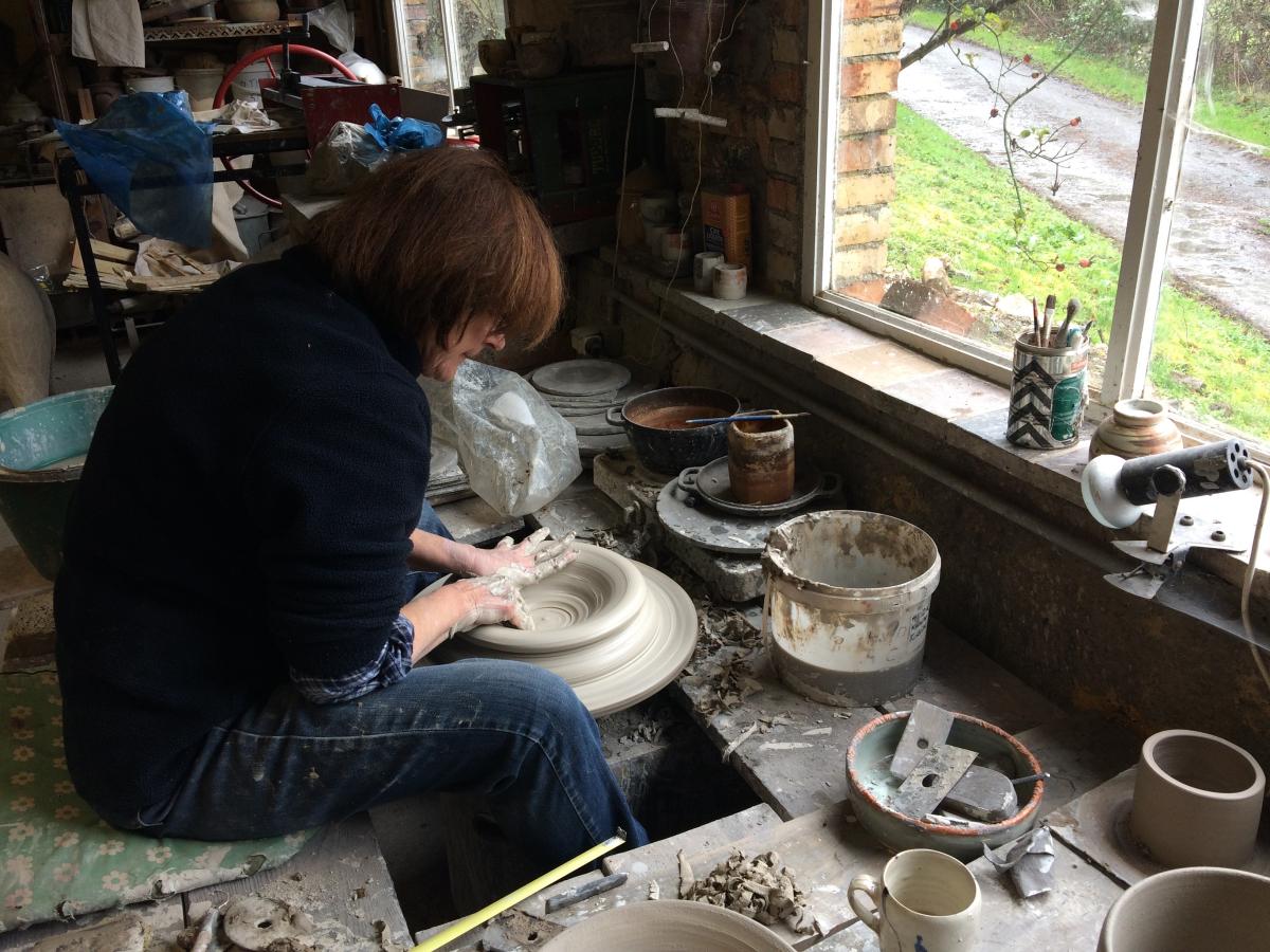 Charlotte Poulsen dans son atelier de la Borne en 2015