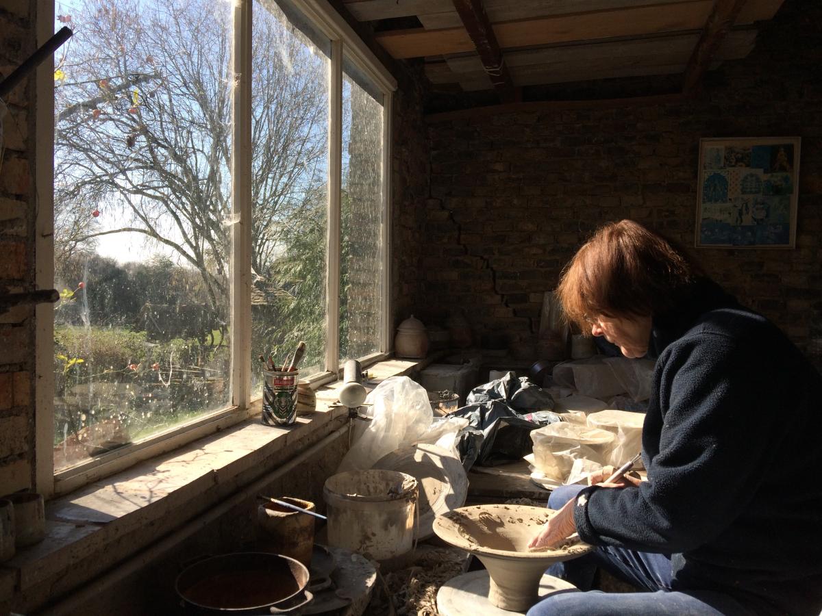 Charlotte Poulsen dans son atelier de la Borne en 2015