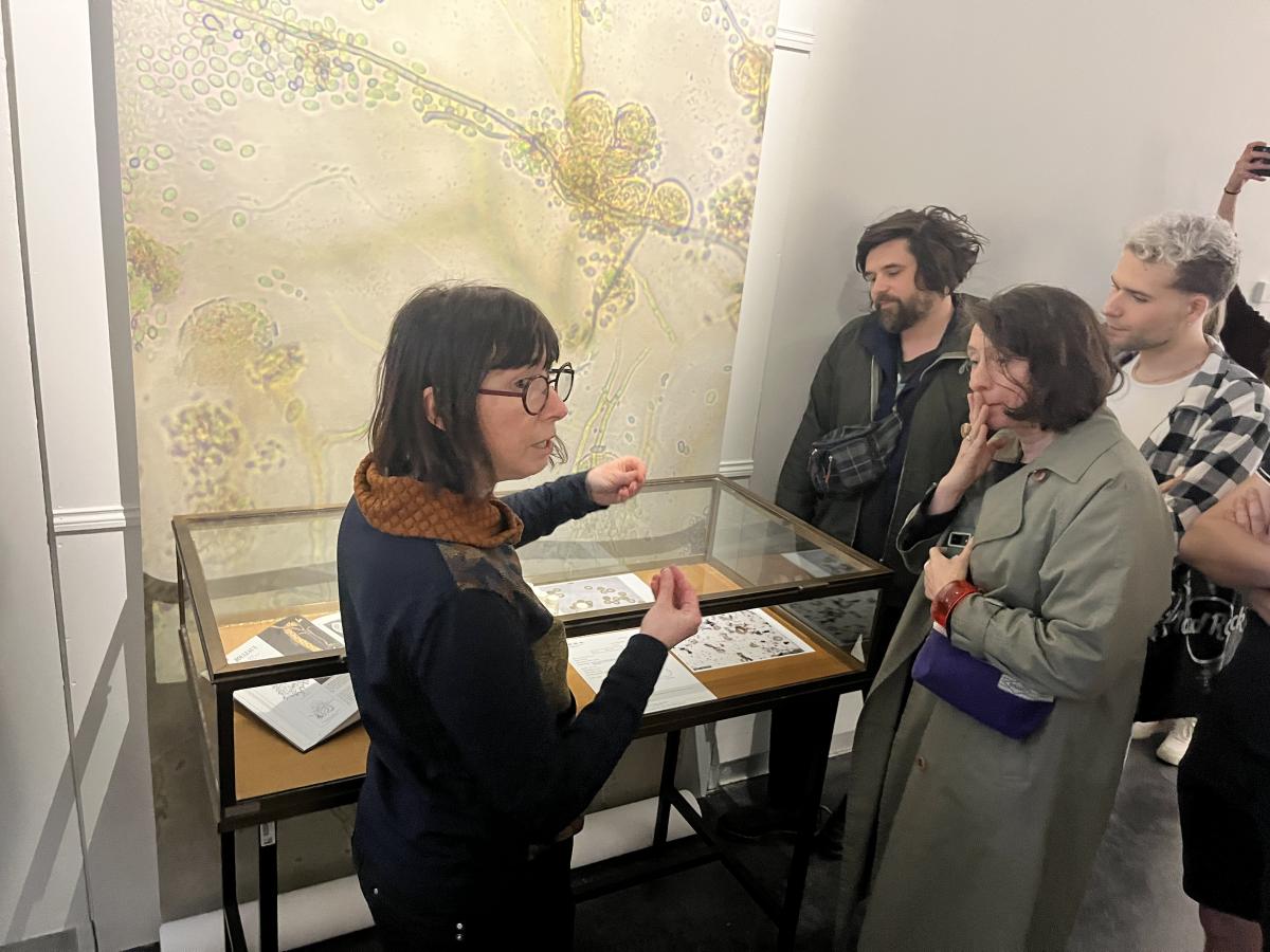 Marie Choël expliquant sa recherche, vernissage Porté par le vent