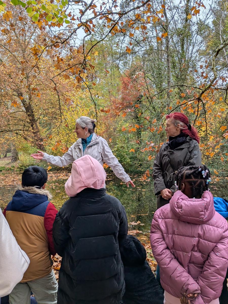 Hélène pendant l'atelier mare